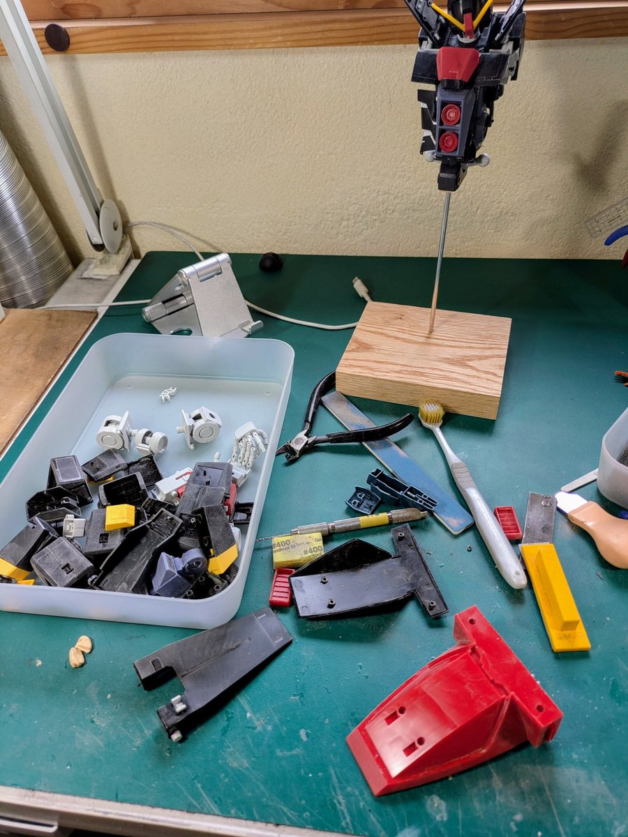 Matmat825's tweet photo. さてさて、整面スタート。パーツはデカく、ヒケも多いがが、パーツ数は多くはないので、ドンドン片付いて行く。 #HGUCサイコ_mat https://t.co/o8uQSg5lpD