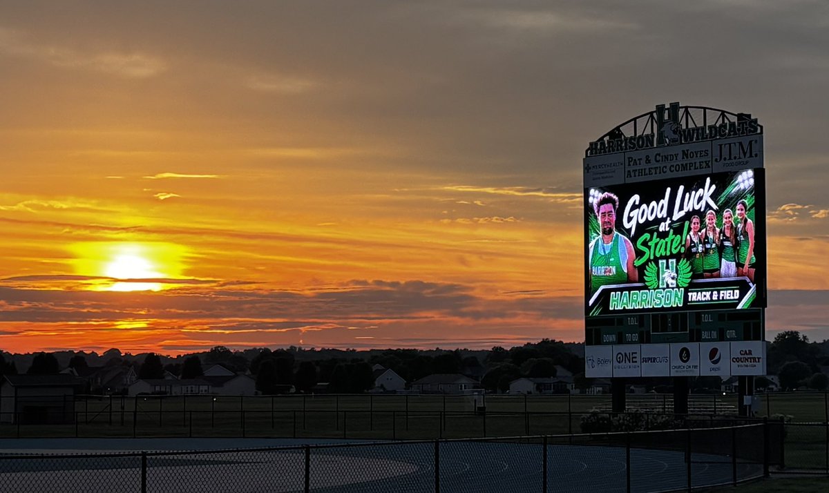 WildcatsOfHHS's tweet photo. Thank you once again to High School Tech teacher Mr. Rob Clark who always goes above &amp; beyond for our students!  The graphics on the Jumbotron look amazing.  Sunsets are undefeated at Wildcat Stadium.  #THINKBIG 🌅🌅🌅 @HarrisonTrack @HarrisonWildcat @OHADNewsHS @ohioscheduler https://t.co/jufc9mh0Tx