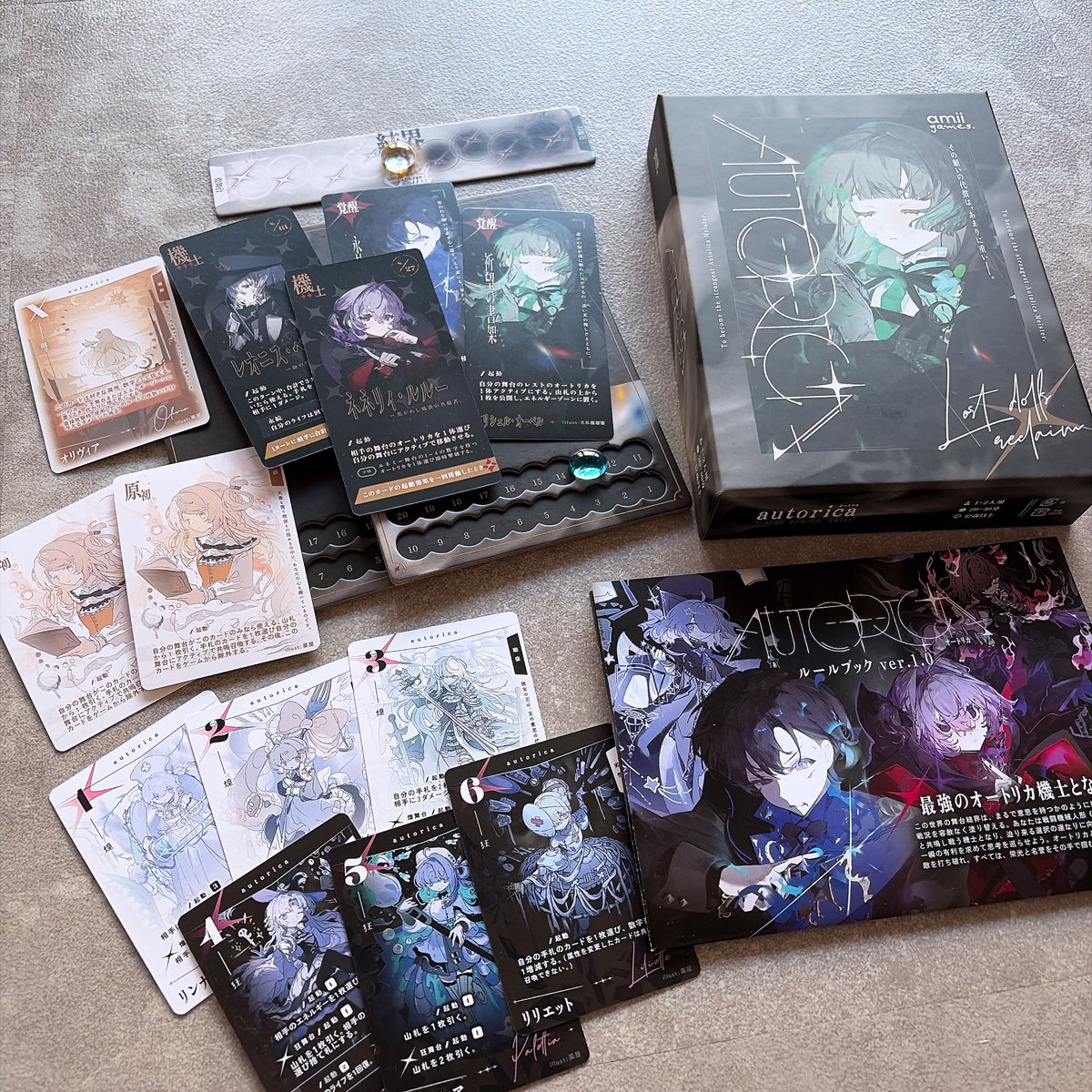 games_amii's tweet photo. 1-2人用対戦カードゲーム『autorica』
一般販売スタートいたしました🌙

お迎えはこちら
https://t.co/edCyuZZ0j7

┈┈┈┈┈┈┈┈┈

✦ autorica（オートリカ） ✦
1-2人 / 12歳以上 / 20-40分
手札のカードを組み合わせ、戦闘用機械人形《オートリカ》と共鳴する機士となり戦う戦略カードゲーム。属性が揺らぐこの舞台では、オートリカの能力も大きく変化する。舞台の変化を見極め、勝利を掴め！