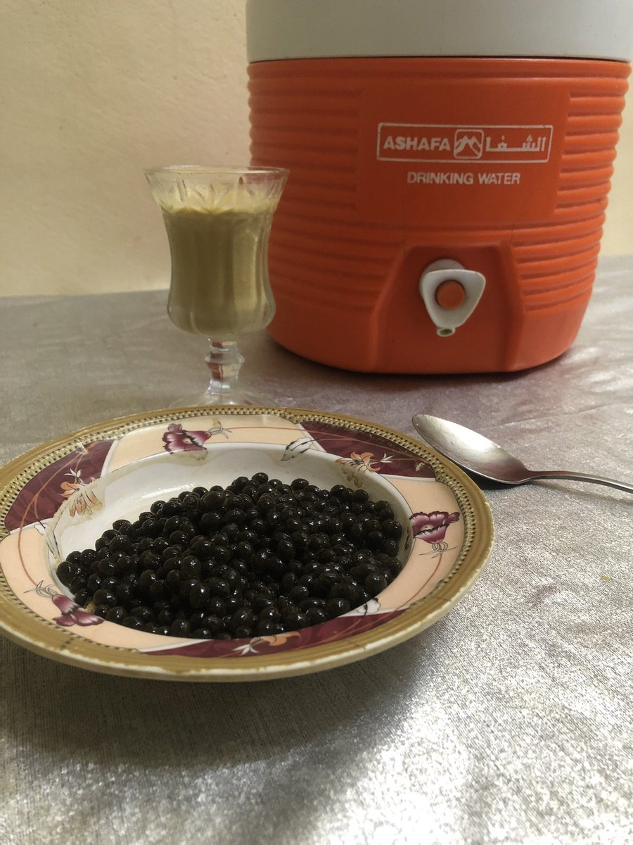 khalidahmad77m's tweet photo. اليوم اشتريت سمكة  بالشيخ عثمان شوفوا ماطلع لي منها 
كفيار  لاول مرة اصدفها هكذا سمكة في عدن مع انني اعرف ان سمك السلمون يعيش في الانهار 
انا شتريتها بدون معرفتي بنوعيتها حتى البائع جاب لي اسم من عنده نسيت أيش سماها 
سعرها رخيص ٢٠٠٠ ريال فقط 
الله اعلم كيف وصلت الى عدن https://t.co/hcImt5N7XP