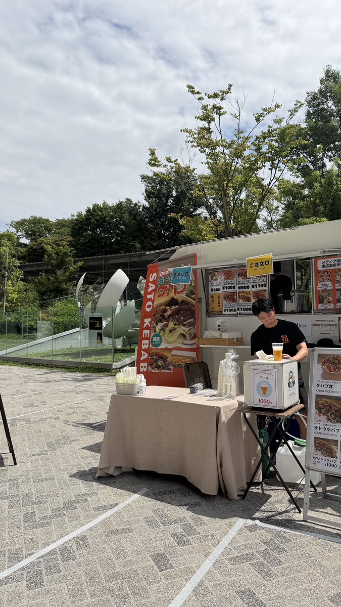 sato_kebab's tweet photo. 本日は国立競技場のGゲート前にて出店してます！🚚💨
聖火台の真横です！！！

FC東京vsセレッソ大阪の順位決定戦🔥

観戦のおともにケバブがおすすめです🥙
ケバブ丼もあります！ https://t.co/YQGfSlHpYS