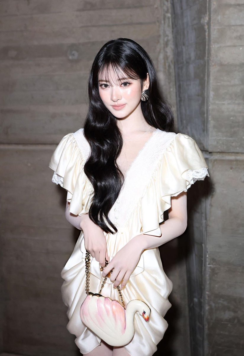 wonderpuiz's tweet photo. Cynthia Oh ผู้อำนวยการฝ่ายสร้างสรรค์ด้านภาพระดับบริหาร THEBLACKLABEL กล่าวว่า 

วง MEOVV เราได้รับข้อเสนอมากมายจากหลายแบรนด์ ฉันต้องเลือกและคัดสรรจากนั้นจึงพูดคุยกับพวกเธอทีละคนเพื่อแจ้งให้ทราบถึงข้อเสนอต่างๆ ที่ได้รับมันสำคัญมากสำหรับฉันที่จะแจ้งให้พวกเขาทราบว่าแต่ละแบรนด์มีเสื้อผ้าและเรื่องราวแบบไหนเพราะนั่นจะกลายเป็นส่วนหนึ่งของชีวิตพวกเขา มันจะเป็นตู้เสื้อผ้าประจำวันของพวกเขาดังนั้นพวกเธอจะต้องชอบมันมีสิทธิ์ตัดสินใจขั้นสุดท้ายว่าอะไรเหมาะกับตัวเองสำหรับอันนะฉันรู้สึกว่า Chloé เหมาะกับเธอมาก Chemena Kamali มีบุคลิกที่โดดเด่นมากและฉันชอบที่เธอเล่าเรื่องราวต่างๆ ได้อย่างน่าประทับใจในแบรนด์ Chloé ฉันอยากให้อันนะเรียนรู้จากเธอ