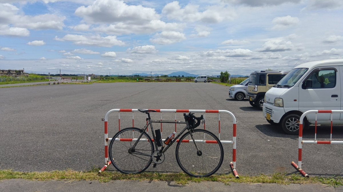 cyclebicycle's tweet photo. 江戸川走って関宿に到着〜。これから利根川走って、道の駅動揺のふる里おおとねまで走りマス。#江戸川自転車道 #利根川自転車道 #固定ギア https://t.co/m0gxk7QbCa