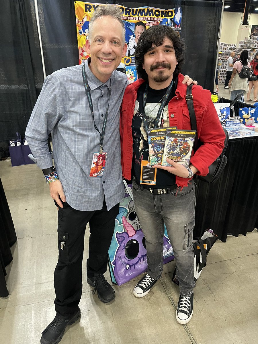RottenRabbitXx's tweet photo. Forgot to post it here, but AHHHHH! I almost fricken cried meeting the Ryan Drummond! Meeting the voice of Sonic in Adventure 1 &amp; 2, my inner child can’t even.💙 https://t.co/zo7LlkcSKC