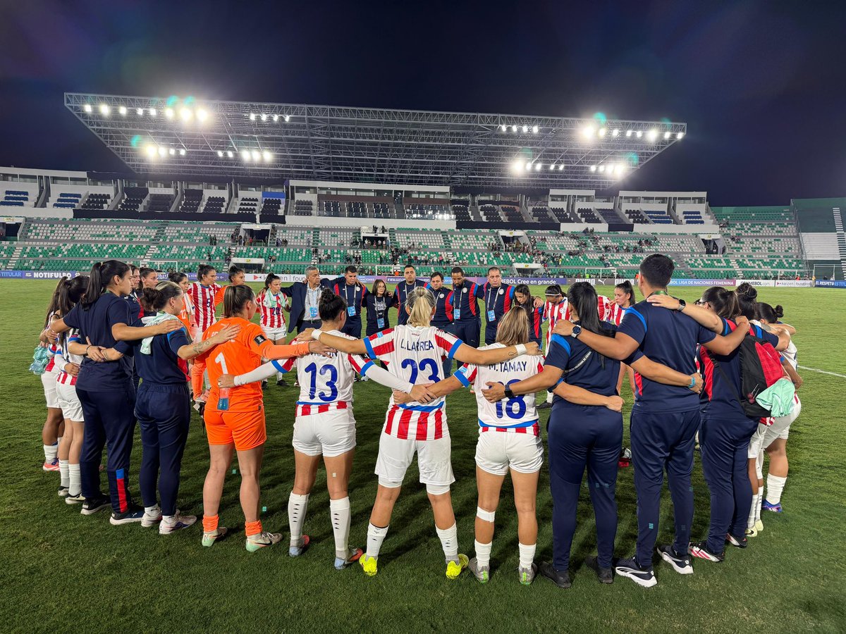 APFfutbolFEM's tweet photo. Juntas, con garra y corazón❤️‍🔥

Este equipo no deja de creer, no deja de luchar #LNF 💪

#AlbirrojaFEM ⚪️🔴
#VamosParaguay 🇵🇾 https://t.co/ybsHtGEosB