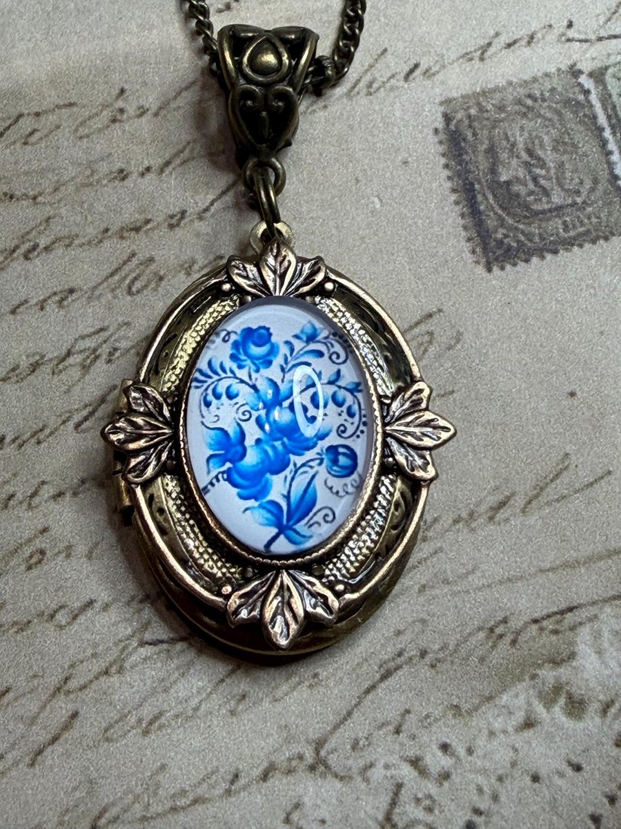Witschy's tweet photo. Bronze Oval Photo Locket: Blue Flower Arrangement, 24 inch chain.  
https://t.co/2Ar3rmueeK  #locketnecklace #ooakjewelry #unique #photolocket #etsy #giftideas #handmadejewelry #handmadegift #giftforher #gift #giftsforher https://t.co/4XszcMybOg