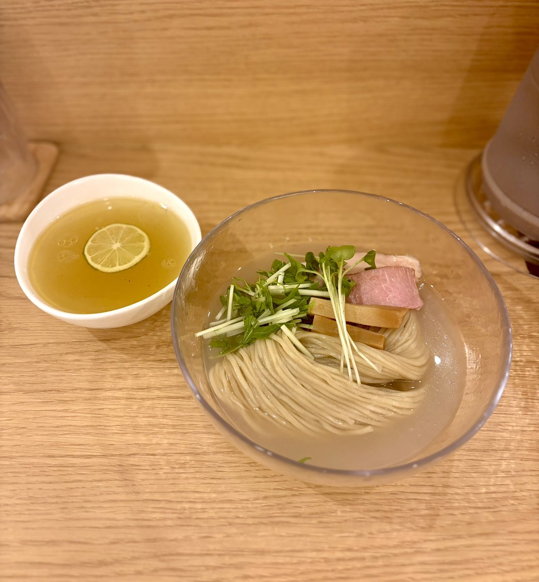 raamentarou24's tweet photo. ayairoさんで今週からスタートのしみじみ食べるシジミ水つけ麺2026🤗✨こちらのメニューは毎年楽しみにしていてめっっちゃくちゃ好みなやつ🤭💕まずは麺をお塩で食べるんやけど冗談抜きでもはや全部お塩でなくなりそうな美味しさ🥹🫶🏻スープで食べる麺を必死に残しこりゃまた美味🥰ご馳走さまでした🙇‍♀️🙇‍♀️ https://t.co/rdjcmxNgDs