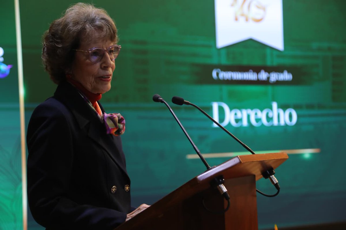 AngelaMaria29's tweet photo. En una significativa ceremonia conjunta que reunió a los nuevos especialistas y magísteres de la facultad de Derecho de @UExternado, la comunidad externadista celebró la culminación de esta exigente etapa académica.

El evento, que se caracterizó por un tono íntimo y conmovedor, rindió homenaje al camino recorrido por los profesionales, quienes compaginaron sus obligaciones laborales y personales con la rigurosidad intelectual que caracteriza a la institución.