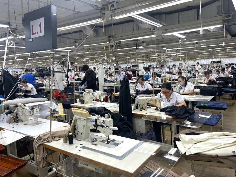 SENKENplus's tweet photo. 昨今の気候変動を受け、総合アパレルメーカーのMD戦略が揺れている。

シーズン頭に新作を一気に投入する従来型の見直しが進むが、その実現には多くの課題をはらむ。

この難局にどう立ち向かうのか。
総合アパレルと商社の取材から、百貨店ブランドにおけるMD改革の現状に迫る。 https://t.co/MWz4dqZ4Fy