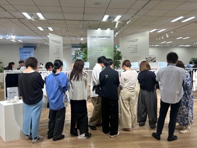 SENKENplus's tweet photo. 昨今の気候変動を受け、総合アパレルメーカーのMD戦略が揺れている。

シーズン頭に新作を一気に投入する従来型の見直しが進むが、その実現には多くの課題をはらむ。

この難局にどう立ち向かうのか。
総合アパレルと商社の取材から、百貨店ブランドにおけるMD改革の現状に迫る。 https://t.co/MWz4dqZ4Fy