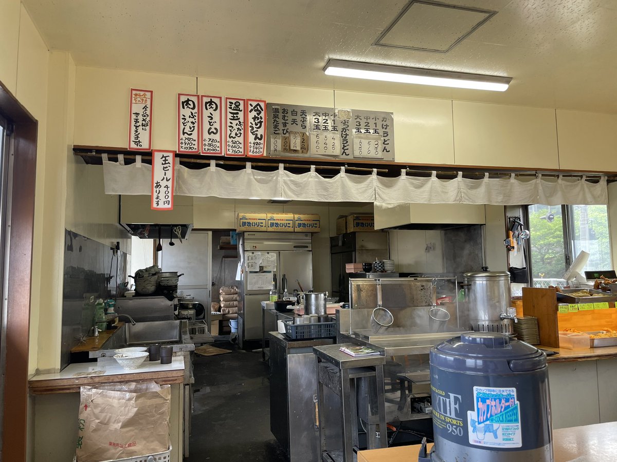 terudeko's tweet photo. うどん県でのモーニングは

プレハブの駅舎の横のうどん屋さん
西端手打 上戸うどん

いりこがガツンと効いた黄金出汁
海を見ながら🥣

燧のいりこは日本一👍 https://t.co/bCUfVw1JIC
