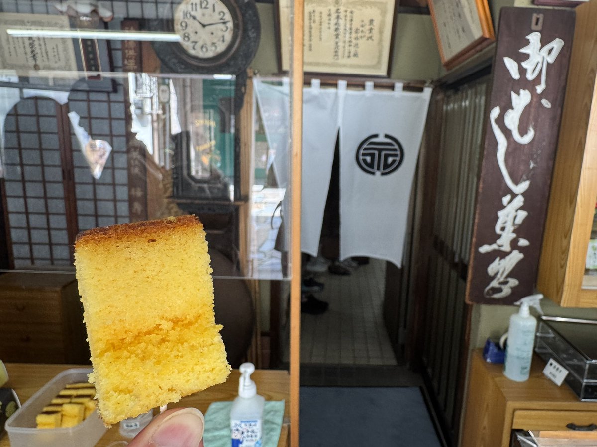nomneige's tweet photo. このお店でカステラ買うの2回目なんだけど、前回から何だか人気がかなり出たみたいで、今通販は半年〜1年待ちらしい。。。 https://t.co/L9kOsxeTHB