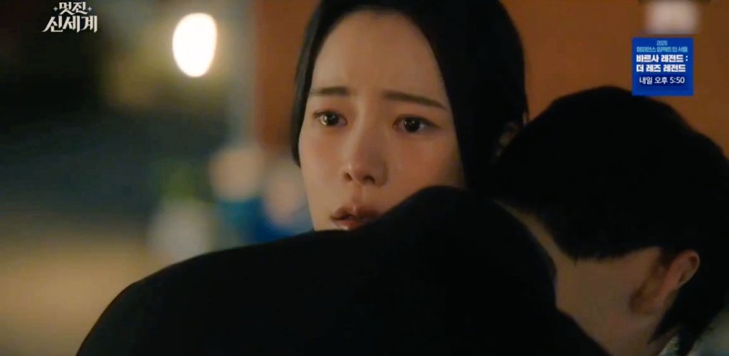 Natamarsol's tweet photo. #MyRoyalNemesisEp9
Algo que amé de los kdramas en los inicios era como se podía trasmitir tanto con una mirada,un gesto,a diferencia de lo latino o estadounidense
Y #MRN me ha devuelto eso, el beso en la muñeca, esto de apoyar su cabeza en el hombro de ella
Y la mirada de ambos https://t.co/WpZePXAca8