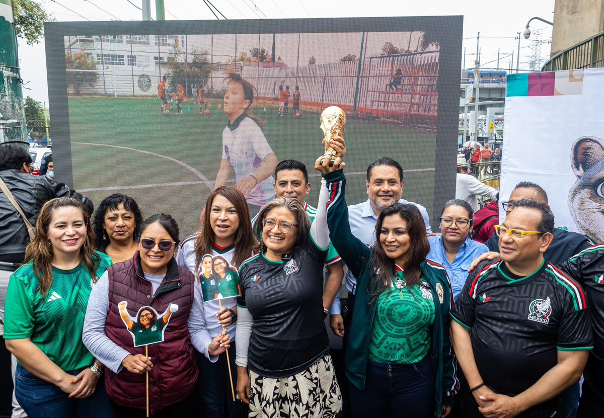 ALEIDAALAVEZ's tweet photo. 🇲🇽 Tener a una Presidenta que defiende la soberanía nacional como nadie lo había hecho y quiere tanto a México, es un orgullo. Que además piense tanto en Iztapalapa nos llena de alegría y compromiso ✨

Iztapalapa siempre estará a su lado. Gracias por arrancar el Mundial Social aquí, en nuestra tierra ⚽ Agradecemos también la presencia del titular de CONADE, Rommel Pacheco, y de Ana Francis López Bayghen, secretaria de Cultura del Gobierno de la CDMX. 🙌

Ni la lluvia ni el viento nos detienen 🌧️💨 Estamos a días de que arranque el Mundial e Iztapalapa está preparada. ¡Gracias, presidenta @Claudiashein! 💚🤍❤️

#IztapalapaOrgulloDeLaTransformación
