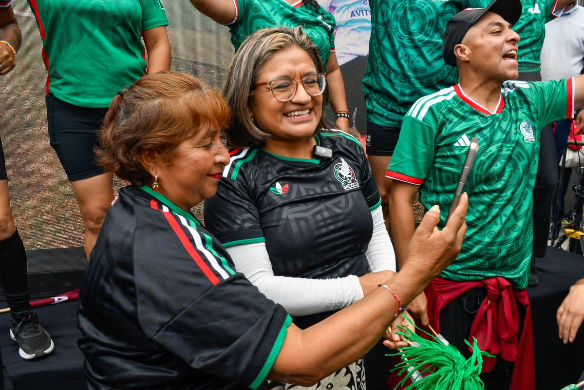 ALEIDAALAVEZ's tweet photo. 🇲🇽 Tener a una Presidenta que defiende la soberanía nacional como nadie lo había hecho y quiere tanto a México, es un orgullo. Que además piense tanto en Iztapalapa nos llena de alegría y compromiso ✨

Iztapalapa siempre estará a su lado. Gracias por arrancar el Mundial Social aquí, en nuestra tierra ⚽ Agradecemos también la presencia del titular de CONADE, Rommel Pacheco, y de Ana Francis López Bayghen, secretaria de Cultura del Gobierno de la CDMX. 🙌

Ni la lluvia ni el viento nos detienen 🌧️💨 Estamos a días de que arranque el Mundial e Iztapalapa está preparada. ¡Gracias, presidenta @Claudiashein! 💚🤍❤️

#IztapalapaOrgulloDeLaTransformación