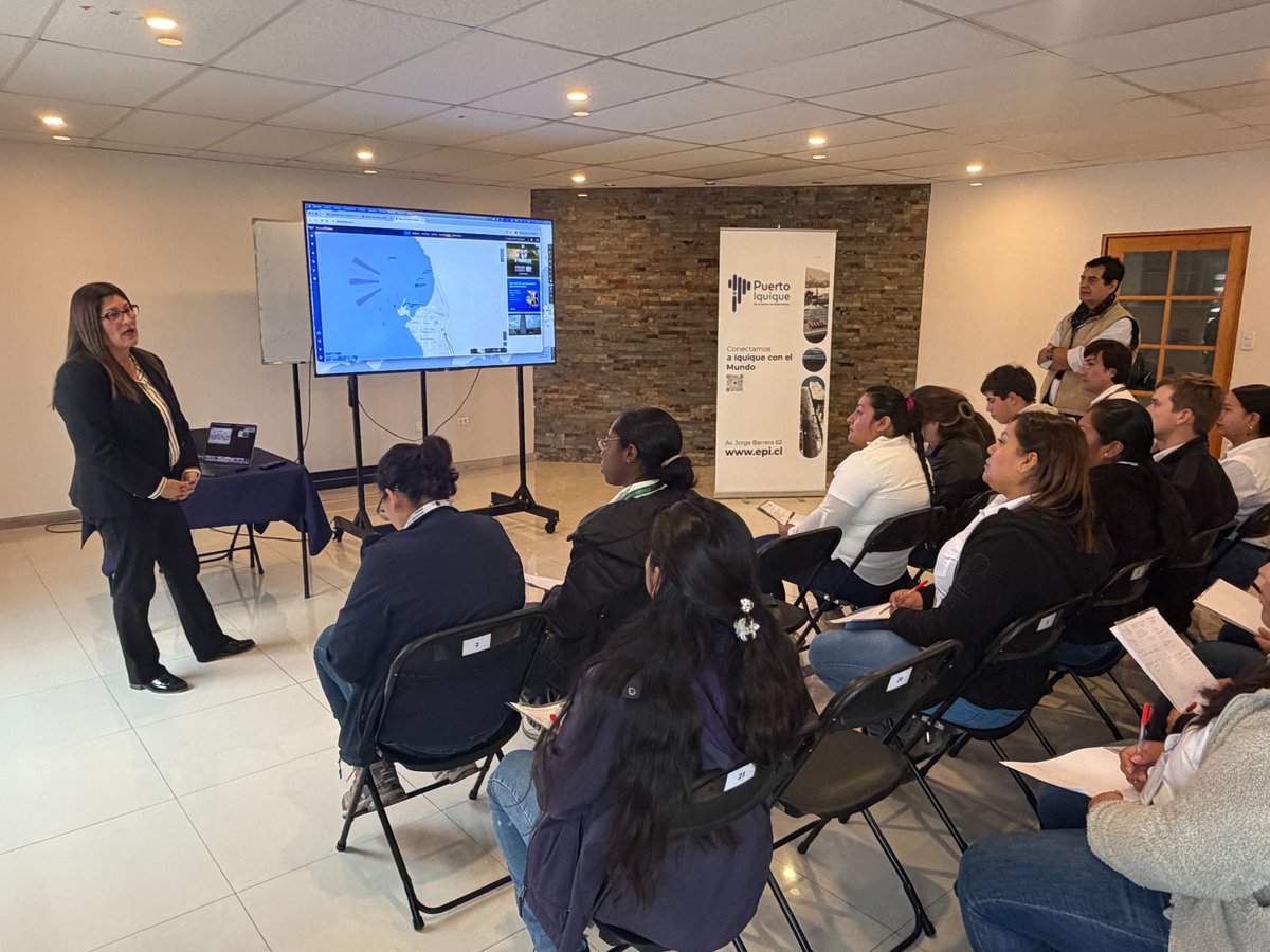 PuertodeIquique's tweet photo. Estudiantes de Liceo Bicentenario Kronos de Alto Hospicio visitaron Puerto Iquique. Recorrieron el terminal para conocer desafíos logísticos y desarrollo profesional junto a nuestra Jefa de Gestión de Personas. Potenciamos el capital humano local Campaña #ViveTuPuerto https://t.co/auoq3h6yXV