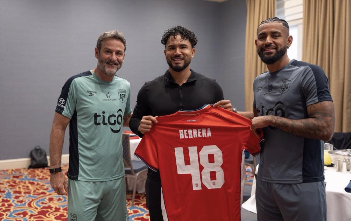deportes_rpc's tweet photo. ¡Visita de lujo!⚾️🇵🇦

El grandes ligas panameño Iván Herrera visitó el hotel donde se encuentra la selección de Panamá previo a su partido ante Bosnia y Herzegovina. 

#DeportesRPC https://t.co/LOJlWyQJB6