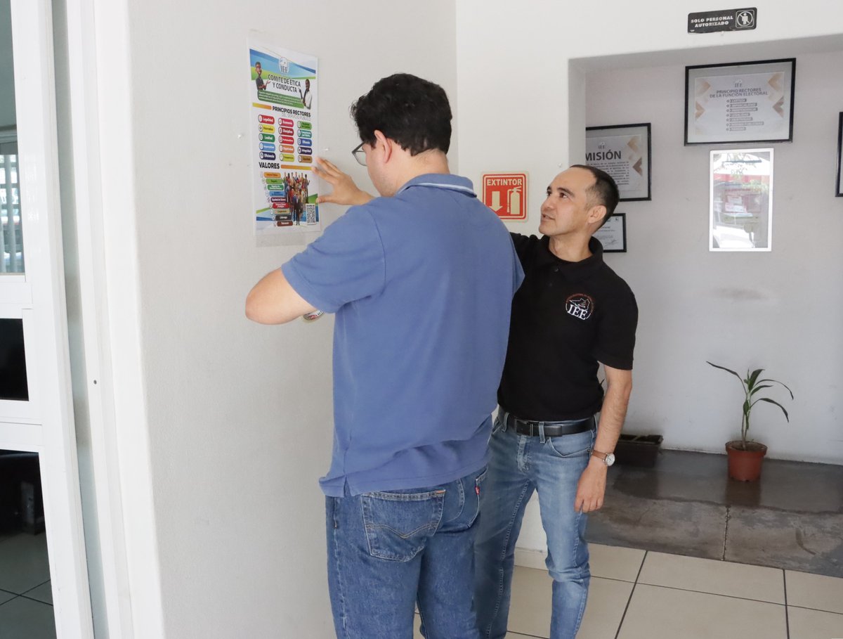 IEECOLIMA's tweet photo. 📌 Como parte de los trabajos del Comité de Ética y Conducta del @IEECOLIMA, integrantes del órgano colegiado interno colocaron en la sede del Consejo General, carteles con los principios y valores del servicio público. 📄 https://t.co/AObd5i3tfg