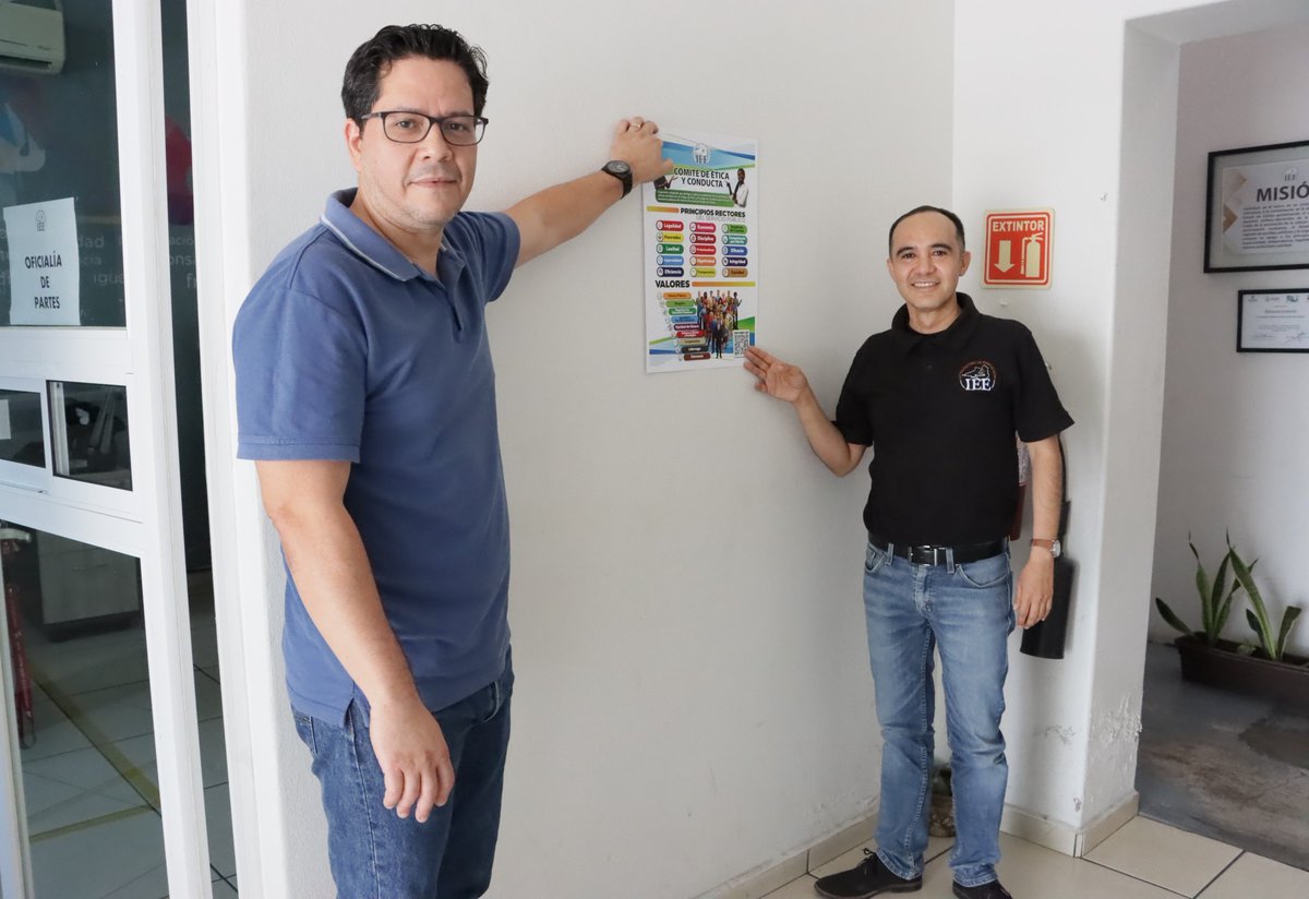 IEECOLIMA's tweet photo. 📌 Como parte de los trabajos del Comité de Ética y Conducta del @IEECOLIMA, integrantes del órgano colegiado interno colocaron en la sede del Consejo General, carteles con los principios y valores del servicio público. 📄 https://t.co/AObd5i3tfg