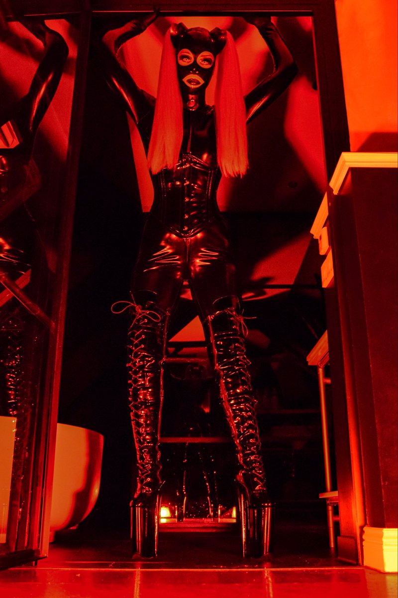 KiraKinkaid's tweet photo. Day 17 of posting on X because IG deleted my Account for the 7th time

Green light, red light -> Kira always red😈

#latex #rubber #shiny #instasucks #mistress #goddess #berlin #fyp #herrin #onyourknees #makemehappy #passion #latexpassion #lifestyle #highheels https://t.co/q4dalMvz9h