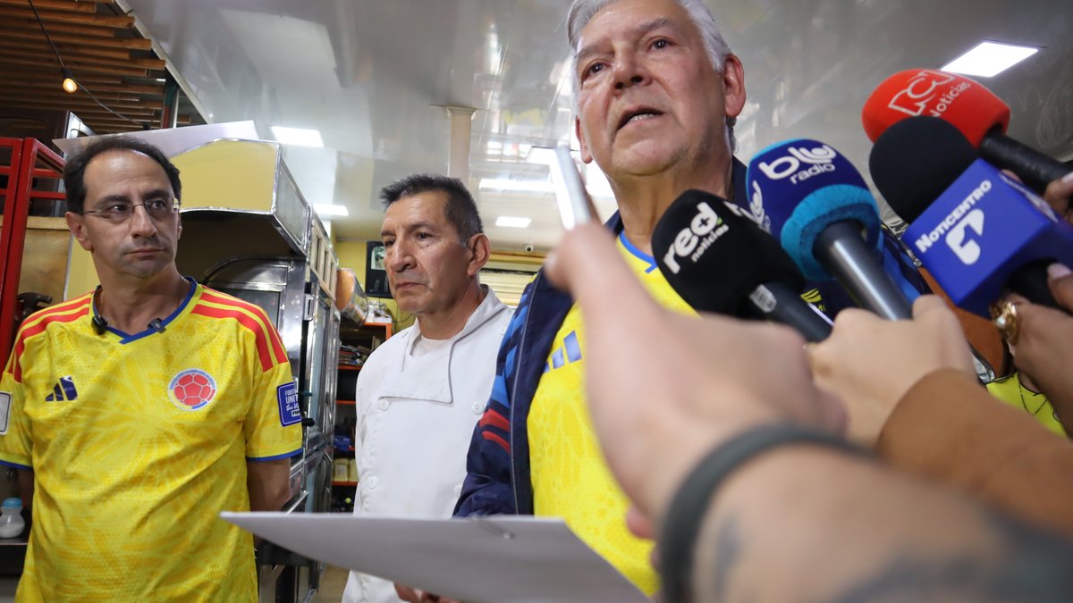 FenalcoNacional's tweet photo. EL FUTURO DE LA DEMOCRACIA ESTÁ EN JUEGO.
ES EL MOMENTO PARA LA ESPERANZA Y EL CAMBIO DE RUMBO DEL PAÍS: FENALCO

🗳️El gremio considera que en la segunda vuelta está en juego el futuro de la democracia, las libertades económicas y el Estado de Derecho.

🗳️Colombia necesita con urgencia un cambio de rumbo.

🗳️FENALCO recordó que durante el gobierno de Gustavo Petro ha mantenido una posición crítica y permanente frente a múltiples decisiones que, a juicio del gremio, han llevado al país al caos.

🗳️El vocero gremial reiteró que Colombia necesita un gobierno transparente, eficiente y comprometido con la generación de oportunidades, la reducción de la pobreza, la competitividad, la productividad y el fortalecimiento institucional.

🗳️El gremio considera que los principios y valores que FENALCO ha defendido se identifican con las propuestas de la campaña del candidato Abelardo de la Espriella y su fórmula vicepresidencial, José Manuel Restrepo, con lo cual invita a comerciantes, tenderos, trabajadores, empresarios y ciudadanos en general a votar por ellos el próximo 21 de junio.

Durante un acto celebrado hoy en Bogotá, FENALCO hizo un llamado a los colombianos a participar masivamente en la segunda vuelta presidencial del próximo 21 de junio y advirtió que el país atraviesa uno de los momentos más decisivos de su historia reciente. Según @JaimeA_Cabal  Alberto Cabal, presidente de FENALCO, en esta elección está en juego el futuro de la democracia, las libertades económicas, la propiedad privada, la seguridad jurídica y el respeto por las instituciones que sustentan el Estado de Derecho.

"Los colombianos enfrentamos una decisión histórica. No se trata únicamente de elegir un nuevo gobierno. Lo que está en juego es la preservación de los principios democráticos, las libertades individuales y económicas y el modelo de país que queremos construir para las próximas generaciones", señaló el vocero de los comerciantes.

El dirigente gremial afirmó que Colombia necesita con urgencia un cambio de rumbo que permita recuperar la confianza, fortalecer la economía, generar empleo, atraer inversión y devolverles a los ciudadanos la esperanza en el futuro.

FENALCO recordó que durante el gobierno de Gustavo Petro ha mantenido una posición crítica y permanente frente a múltiples decisiones que, a juicio del gremio, han llevado al país al caos, afectando la confianza empresarial, la inversión, la generación de empleo, la seguridad jurídica y la estabilidad institucional.

"Durante estos años advertimos de manera reiterada sobre los riesgos de políticas que han debilitado la confianza y la capacidad de crecimiento de la economía. Hoy consideramos indispensable corregir el rumbo y avanzar hacia un modelo que promueva la libertad económica, el emprendimiento, la generación de riqueza y el fortalecimiento de las instituciones", manifestó Cabal.

El vocero gremial reiteró que Colombia necesita un gobierno transparente, eficiente y comprometido con la generación de oportunidades, la educación, la reducción de la pobreza, el fortalecimiento de la competitividad y la productividad, así como con la defensa de las instituciones democráticas y el Estado de Derecho.

En ese contexto, el gremio considera que los principios y valores que FENALCO ha defendido se identifican con las propuestas de la campaña del candidato @AbelardoPTE  y su fórmula vicepresidencial, @jrestrp, con lo cual invita a comerciantes, tenderos, trabajadores, empresarios y ciudadanos en general a votar por ellos el próximo 21 de junio.

Para más información visite https://t.co/Y5nvkh8rfr