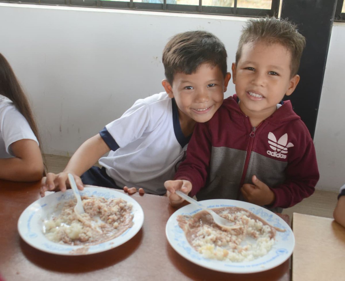 EducacionZ4_Ec's tweet photo. [PORTOVIEJO] 🥗 Acompañamos el inicio de un nuevo ciclo del Modelo de Alimentación Escolar en la Unidad Educativa Olmedo, junto a @WFP_Ecuador.

Esta iniciativa beneficiará a más de 2.400 estudiantes con una alimentación saludable que fortalezca su bienestar y aprendizaje. https://t.co/VKYQKMJAgg