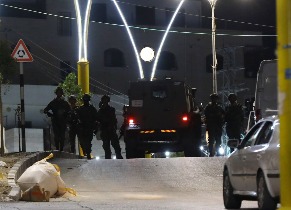 trthaber's tweet photo. Batı Şeria'da Filistinli ailenin aracına ateş açan işgalci İsrail askerleri, 7 aylık bebeği katletti. https://t.co/zscXmMqAXb