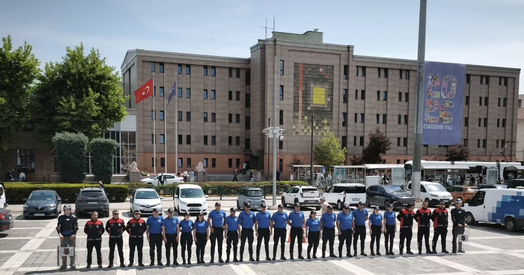 e_ivgin's tweet photo. #6HaziranCezaİnfazPersoneliGünü münasebetiyle, öncelikle güvenlik hizmeti yürütmelerine rağmen Genel İdari Hizmetler Sınıfı'nda bulunan, Emniyet Hizmetleri Sınıfı'nda görev yapıyormuş gibi sendika hakkından mahrum bırakılan ve yıllardır özlük hakları konusunda çalışmaların sürdüğü Kahraman İnfaz Koruma memurlarının ve Ceza İnfaz Kurumu çalışanlarının bu anlamlı gününü kutluyor, hayırlara vesile olmasını temenni ediyorum. 🫂

@adalet_bakanlik
@ctekurumsal