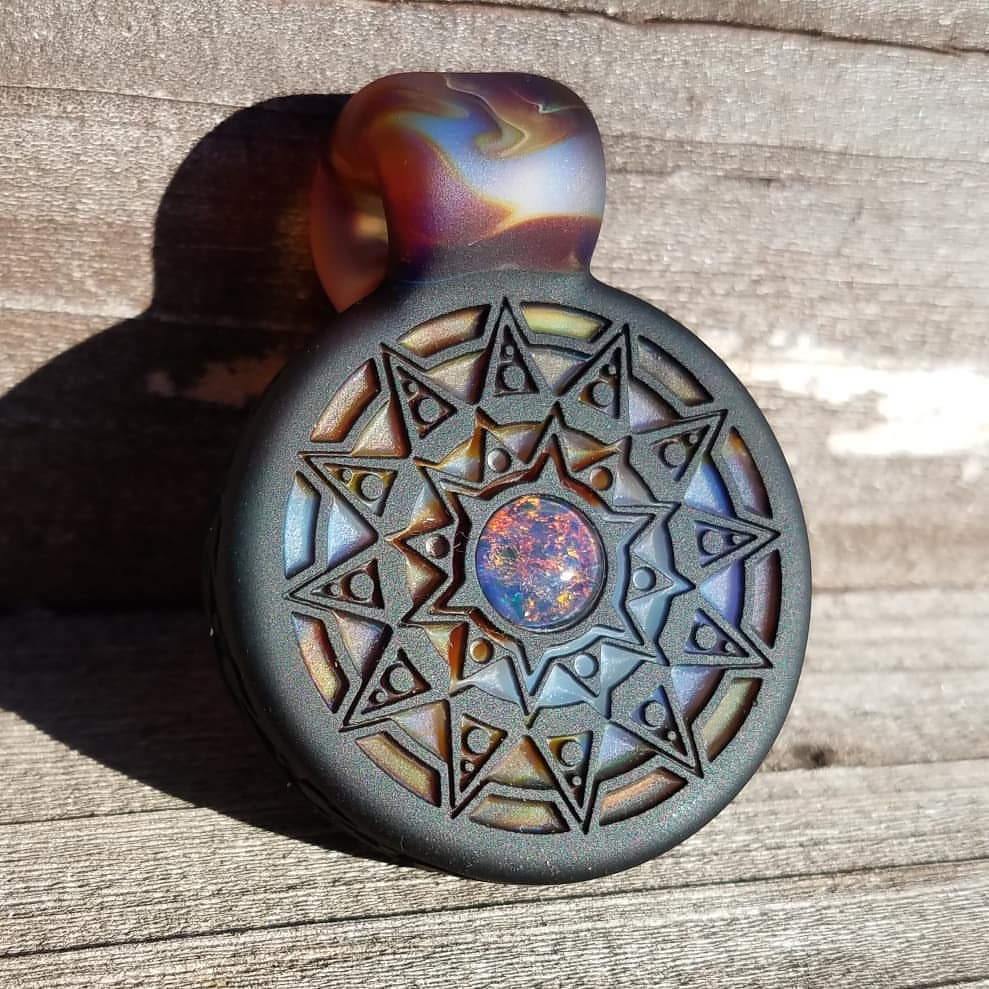 nickhiltbold's tweet photo. "Perpetual Sun" I was going for a boulder opal feel with this piece, made with moonstone, mega mai tai, and black!! I think it came out great, what do you think??

#glassofig #headypendants #headyart #bestofglass #gemsofig #pendantsofig #glasspendants #sacredgeometry https://t.co/qg05ciH13Q