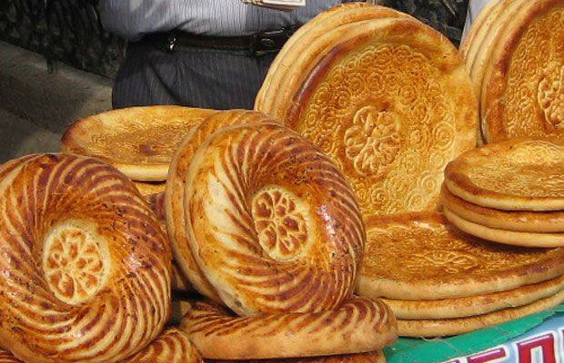heyber's tweet photo. Dato curioso del país: El pan es sagrado. Bueno, en todas partes es sagrado, pero en Uzbekistán hay un pan tradicional llamado "obi non" que es reverenciado desde hace muchos años. Se hace con harina, agua, sal, levadura, azúcar y mantequilla, y se coce en un horno tandur hecho de arcilla. El "obi non" nunca se coloca al revés en la mesa y nunca se parte con un cuchillo, siempre a mano. Tampoco se tira al piso o se bota. Si trata mal el obi non, se considera mala educación y trae mala suerte. Ya saben, a tratar bien el pan.