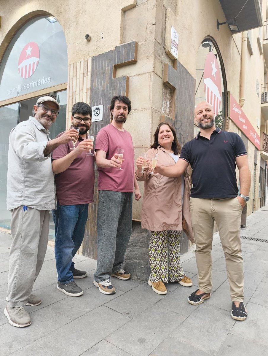 PrimariesG's tweet photo. Aquest vespre hem fet el tancament de campanya entre amics i simpatitzants al local de la Porxada.
🗳️ Demà decidirem la llista electoral de les eleccions municipals... Fins a la independència!
Si esteu registrats i validats, podreu votar telemàticment a: https://t.co/gq8xn37jJv https://t.co/3GdsWh5RWr