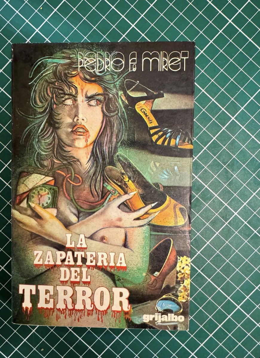 AliasCane's tweet photo. Hay libros que se leen. Y hay libros que se cazan. La zapatería del terror de Pedro F. #Miret pertenece a esa segunda categoría: una edición particularmente rara, difícil de encontrar y muy codiciada por los coleccionistas de #terror en español. 

Publicada por Grijalbo en 1978 esta joya oculta mezcla lo cotidiano con lo grotesco, lo doméstico con lo aterrador. ¿Una zapatería? Sí. Pero no esperes arreglar tus zapatos. Aquí se cosen otras cosas.

Si te gustan las rarezas literarias, los hallazgos de #ElPonydeTroya son para ti; este libro es un tesoro que merece ser recordado. ¡Único ejemplar!