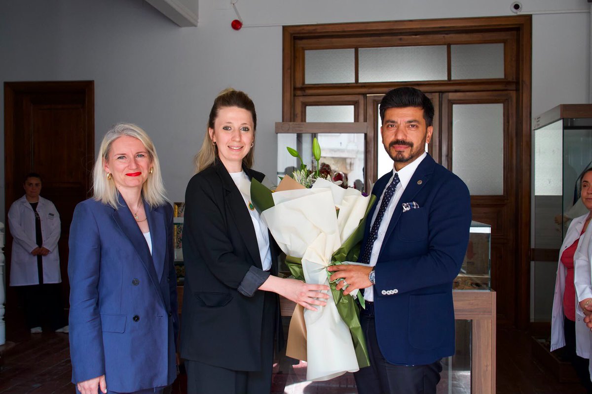 mebhbogm's tweet photo. 📍Edirne

Genel Müdürümüz Sayın Dr. Emre Topoğlu ve beraberindeki heyet Edirne ziyaretleri kapsamında Edirne Olgunlaşma Enstitüsü, Edirne Olgunlaşma Enstitüsü Satış Ofisi ve Edirne Halk Eğitimi Merkezini de ziyaret etti.

Ziyaret sırasında müze alanları ve üretim atölyelerini inceleyen Genel Müdürümüz, kültürel mirasın korunması ve gelecek nesillere aktarılmasına yönelik yürütülen çalışmalar hakkında bilgi aldı. Eğitim, AR-GE, tasarım, üretim, restorasyon ve konservasyon süreçlerinin yanı sıra tanıtım, markalaşma ve pazarlama faaliyetleri de değerlendirildi.

#HayatBoyuYanınızdayız
#HayatBoyuSanat

@tcmeb
@Yusuf__Tekin 
@CelileErenOKTEN 
@topogluemre