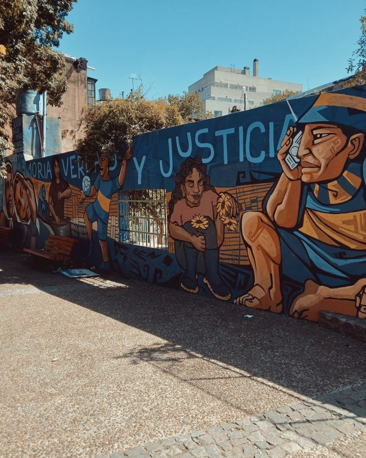 PlanetaBoca's tweet photo. Me voy corriendo a ver que escribe en mi pared
la tribu de mi calle.

¡La banda de mi calle!

¡La tribu de mi calle! https://t.co/NoRZrJB4zL