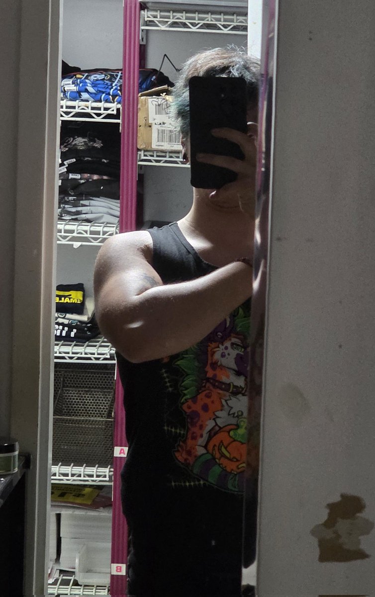 PunkTheYeen's tweet photo. Arms looking swol in the work mirror 🫪🤭 https://t.co/2q6YbT7DXo