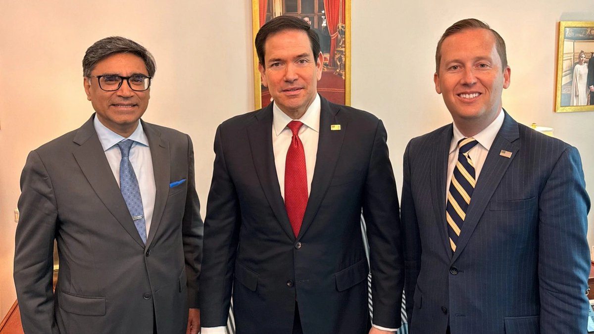gusipati19's tweet photo. SEÑORES YA LLEGÓ LA TRANSICIÓN EN VENEZUELA..... MARÍA CORINA MACHADO REITERA QUE LIDERARÁ  NEGOCIACIÓN CON EL OFICIALISMO -- MIENTRAS QUE EN LA INDIA DELCY RODRÍGUEZ FUE INFORMADA QUE ESTO SE INICIARÁ LA PRÓXIMA SEMANA.  
Delcy fue advertida en la India por el embajador de Estados Unidos ante la República de la India, Sergio Gor que debería aceptar las condiciones y el cara a cara con Machado, allí el embajador Gor giró todas las instrucciones que el mismo Marco Rubio dejó en manos de ese embajador la semana pasada, recordemos que la semana pasada Marco Rubio fue a la India donde se entregaron las instrucciones de la transición que debería cumplir el interinato. De no aceptar ya en Venezuela estaba el avión con los militares para llevarse a Diosdado Cabello y a Jorge Rodríguez y ella debería abandonar el interinato y sería trasladada desde La India a Nueva York. De inmediato en ipso facto Delcy aceptó, en las fotos con el embajador Gor, Delcy se le veía con cara sorriente, luego que se le informó cuál sería su destino y el de su hermano al cumplir la Gran Misión frente al interinato... A comienzos de semana proxima debe culminar el trabajo legislativo relacionado al poder judicial y designación de jueces. Y de inmediato se inicará el debate para nombrar nuevos miembros del poder electoral. 
Los Rodríguez y Cabello aceptaron su parte. por otro lado @MariaCorinaYA asumirá la responsabilidad de dirigir el proceso de negociación con la Administración de Delcy Rodríguez, en línea con lo planteado en el Manifiesto de Panamá.  María Corina Machano no se deberá negar a sentarse en la mesa con los Rodríguez y hasta con el mimo Diosdado Cabello, es el compromiso que asumirá según lo acordado. #ULTIMAHORA @NTN24
