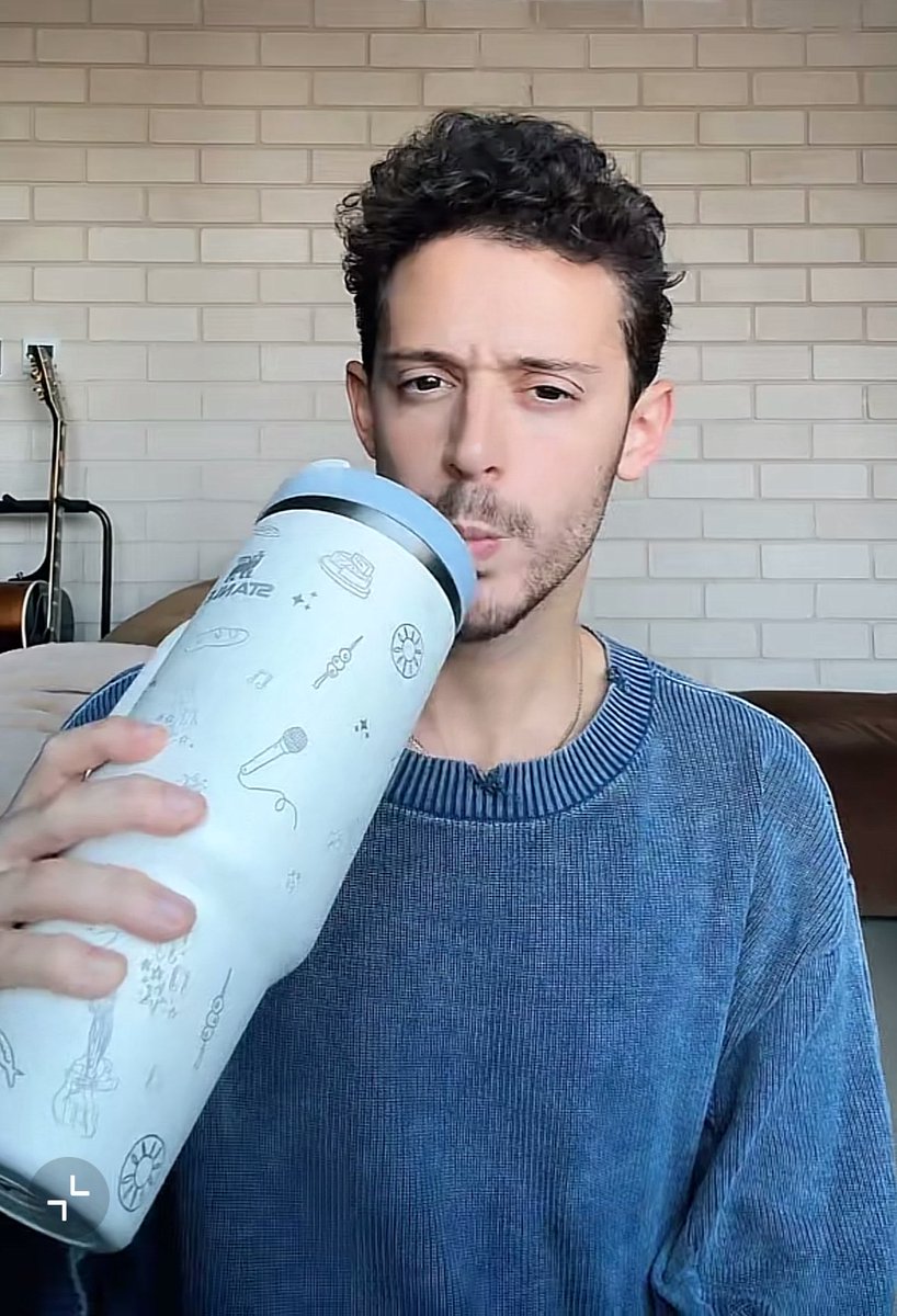 RPMundial_Mex's tweet photo. Entre todas las cosas que podían alegrarnos hoy, ver a Rugge usando el vaso que le regalamos definitivamente está en el primer lugar. 🥹

Y hablando de buenas noticias… 👀 Más tarde llega la primera edición de Rugge News ¡No se la pierdan! https://t.co/qHa5smvTW6