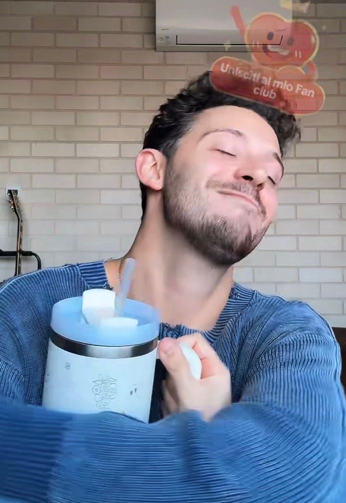 RPMundial_Mex's tweet photo. Entre todas las cosas que podían alegrarnos hoy, ver a Rugge usando el vaso que le regalamos definitivamente está en el primer lugar. 🥹

Y hablando de buenas noticias… 👀 Más tarde llega la primera edición de Rugge News ¡No se la pierdan! https://t.co/qHa5smvTW6