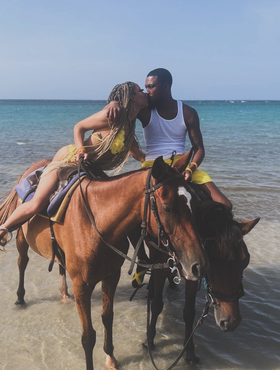 honeyhoney2x's tweet photo. Traveling the world with my Bestfriend! ♥️🤞🏽 @Ceoo_Tae https://t.co/XA12JKXO0z