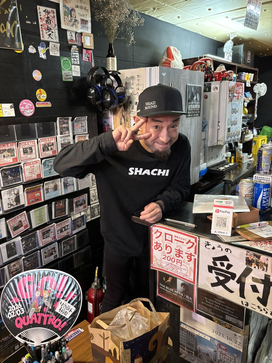 RebelWaltz999's tweet photo. 郡山ピークアクションありがとうございました♪

なべさん（ジョン）とはもう15年くらいの付き合いになるのかもな〜

ライブハウスやバンドに愛が無かったらもう何も無いのかもしれないね笑

自分以外を愛していく、愛そうと思う事が出来なくなったら私は潔くステージを降りるし、降りるべきだと思ってます。

でもまだまだ溢れてくる感情に従ってギターを弾きたいです。

自分の為に。

矛盾してるように見えるけど、こればっかりはそこにいる人にしかわからない事ですな。

今日の宿の守り猫に『クソぼけ早く寝ろや』と言われたのでそろそろ寝ます。

おやすみ💤