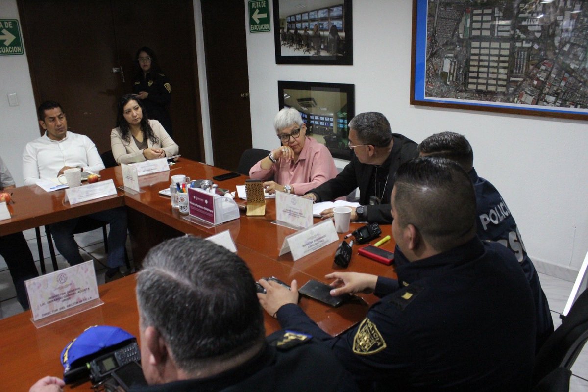 CedaGeneral's tweet photo. La seguridad en la @CdeAbastoCDMX es nuestra prioridad. 

Hoy llevamos a cabo una nueva sesión del Gabinete de Seguridad, donde revisamos avances, fortalecimos estrategias y coordinamos acciones para seguir construyendo un entorno seguro y ordenado para todos. 🚔💪🏼 https://t.co/LJr6bN7Gbq