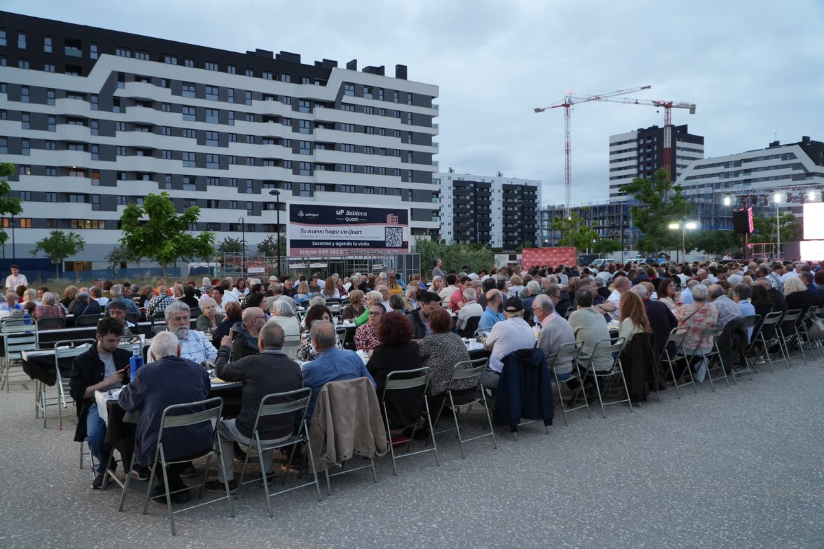 quartdepoblet's tweet photo. Així ha sigut el Sopar d’Associacions de Quart de Poblet. 🤝🏼
La Plaça del Diamant ha reunit a 50 associacions i més de 400 persones en una nit de convivència i reconeixement a l'important paper que exercix el teixit associatiu en la vida del municipi. ✨
#QuartdePoblet https://t.co/ngBt5uqKyH