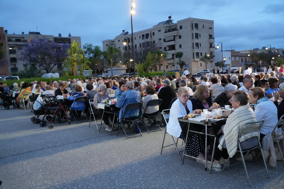 quartdepoblet's tweet photo. Así ha sido el Sopar d’Associacions de Quart de Poblet. 🤝🏼
La Plaça del Diamant ha reunido a 50 asociaciones y más de 400 personas en una noche de convivencia y reconocimiento al importante papel que ejerce el tejido asociativo en la vida del municipio. ✨
#QuartdePoblet https://t.co/v45YYIIbvI