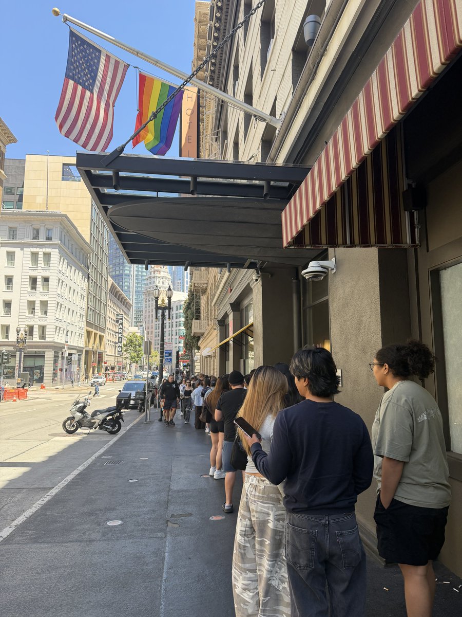 taz84__'s tweet photo. 28 hours on a plane from Australia! My first stop in San Francisco … Straight to the pop up store 😅
See you Tuesday Ari 🥹
#EternalSunshineTour https://t.co/pd6gKTWyrE