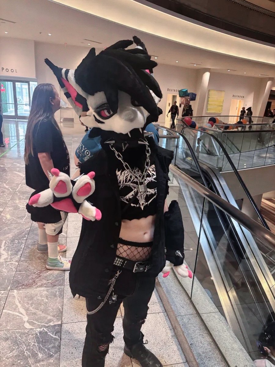 khazhollows's tweet photo. Just a littol goth femboy saying hi! https://t.co/nFKhcAPR0P