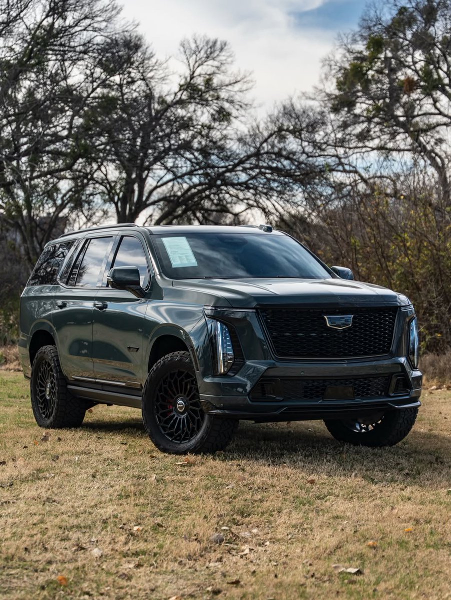 CarsUniquee's tweet photo. ESCALADE https://t.co/0fjCRaCx7S