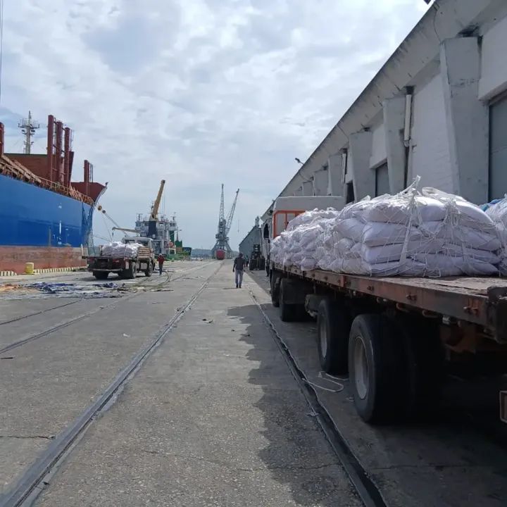 BetsyDazVelzqu2's tweet photo. Se realiza paulatinamente la distribución del arroz donado por la República Popular China, atendiendo al déficit de combustible al cual se enfrenta el país.

#TumbaElBloqueo #CubaQuierePaz https://t.co/W4Ore9gvEX