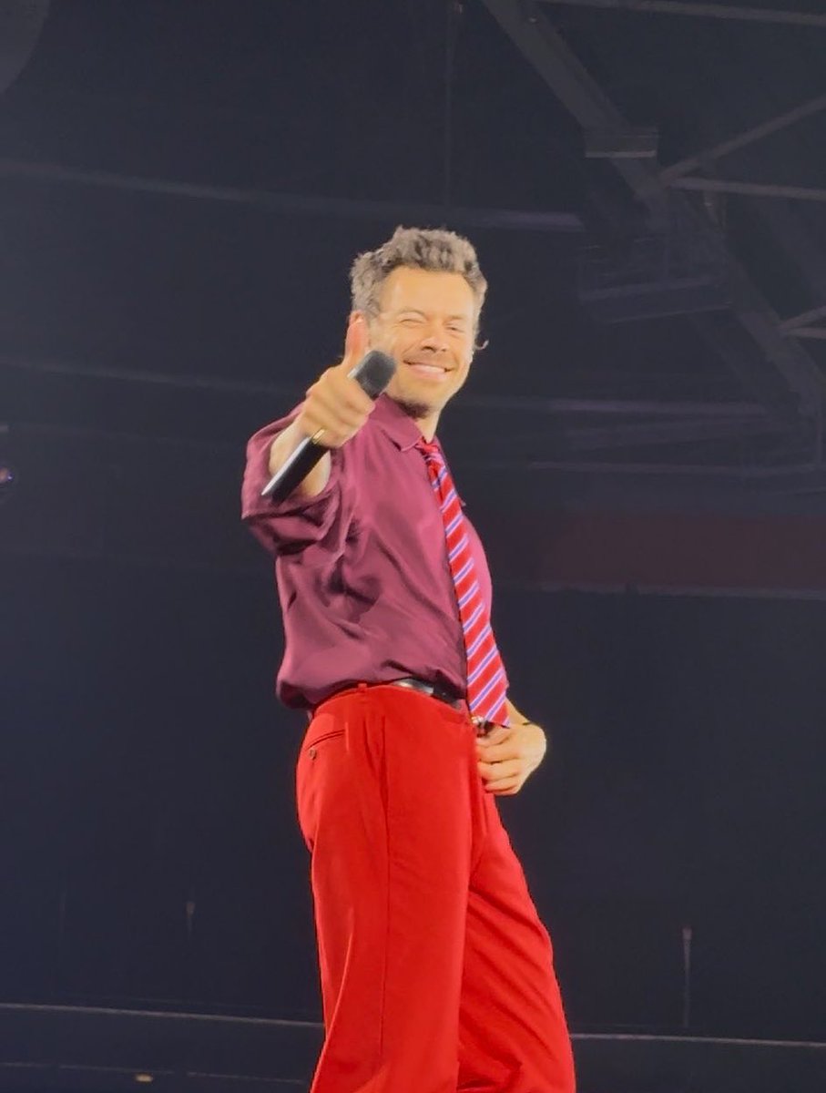hsdtogethertour's tweet photo. Harry smiling and giving a thumbs up on stage at Johan Cruijff Arena in Amsterdam, Netherlands - 5 June (via @paulagaalvez) https://t.co/5XZ5Jg1XLR