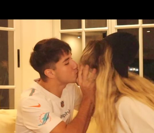 Laucha87339939's tweet photo. Marti se lleva sus gatos a Miami jajaja los quiero, todo el mundo sueña con tener una amistad como la de ustedes https://t.co/2tkGgR7hZR