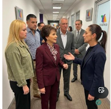 JQmonarca's tweet photo. @catrina_nortena @luzelenachavez8 FOTOMONTAJE CON IA. Imágenes como esta son muy comunes en redes sociales (especialmente para memes políticos o contenido viral) donde se usa IA (como Midjourney, Grok Imagine, Flux, etc.) para crear escenas ficticias realistas. Iluminación y sombras no coinciden https://t.co/Y80lFx2jht